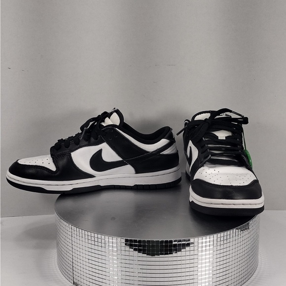 Nike Black and White Athletic Shoes size 8 pre owned Exellent condition
